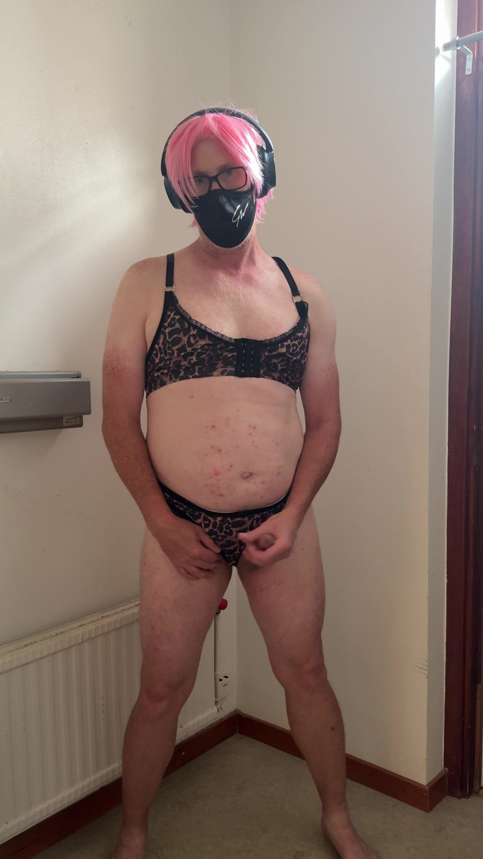 Julia Trans: La puttana in rosa gioca e si masturba finché non...