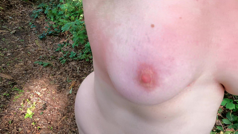 Bouncy Tits Action: Полностью обнаженная девушка - горячий удар сисек
