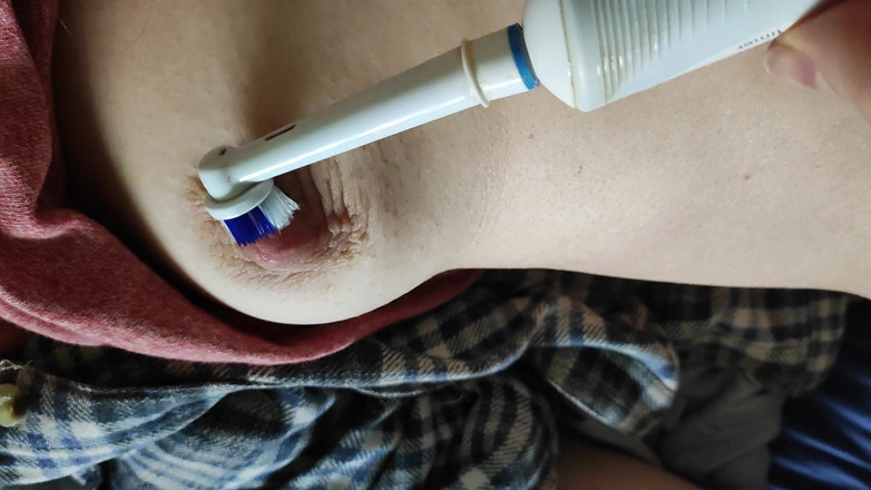 FenekManul: Des tétons taquinent avec une brosse à dents électrique