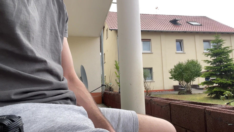 boyzxy212_2: ロシアの少年がテラスで自分のチンポで遊んでいる。非常にリスクが高いです