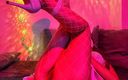 Alexis2Love: Sexy prsatá milfka Alexis Love masturbuje s hračkami v červeném světle