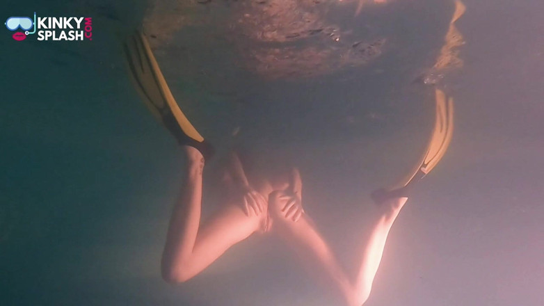 UKCuteGirl Lucy Lauren: Desnuda puta de snorkel nocturna jugando bajo el agua