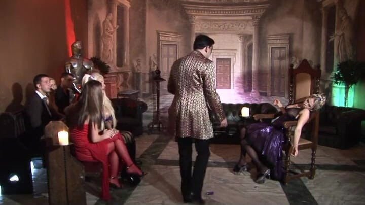 Darkko: 大学妹子在群交中骑乘