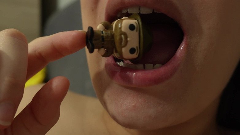 AmayaMori: Dev kadın küçük bir insanı yalıyor ve onu emiyor