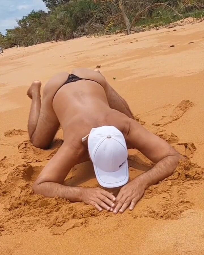 Ladysilvas: Ladysilva crossdresser très salope sur la plage en culotte quel...