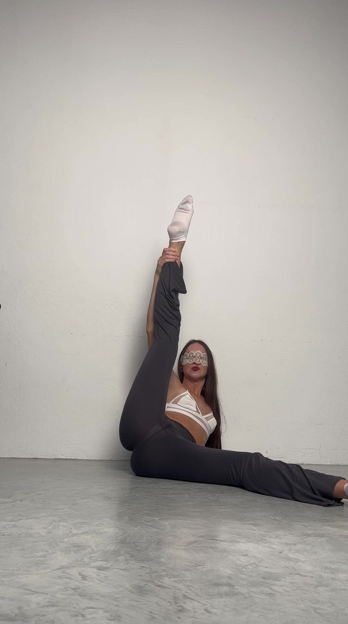 Skinny_lady69: Yoga dengan legging dan kaus kaki