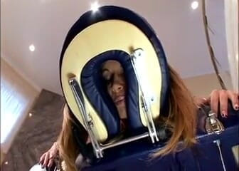Cryptostudios: Thuisservice-therapeut kan het niet helpen en neukt blonde milf klant...