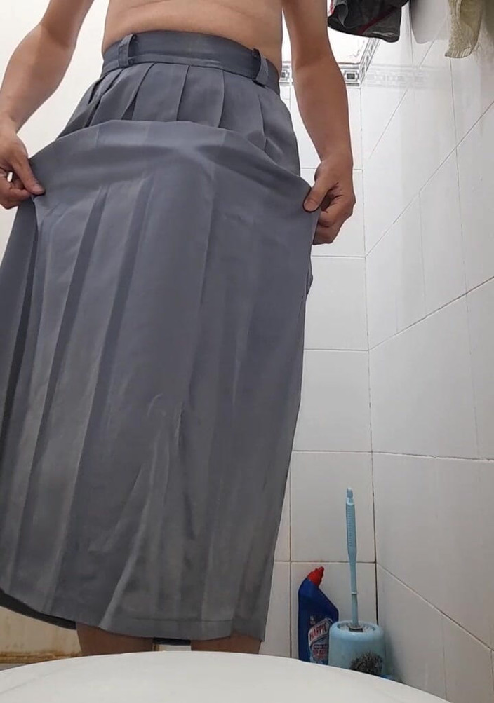 Naomisinka: Masturbuje się w szarej spódnicy studenckiej (rok Abu Sma)