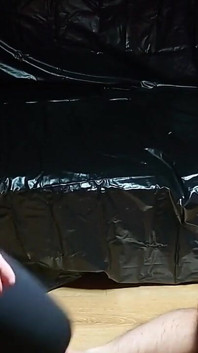 Tentokrát jsem s mým otrokem neměl slitování. Vytáhla jsem mu malého ptáka z kalhot a svázala ho