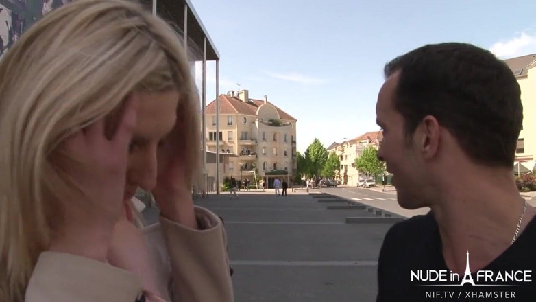 Nude in France: Deslumbrante loira francesa chupando ao ar livre antes de ser...