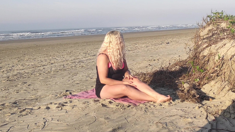 kitty Big Ass: Blondýna s velkým zadkem šuká na pláži