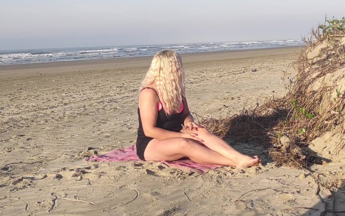 Kitty Big Ass: Rubia de gran trasero folla en la playa
