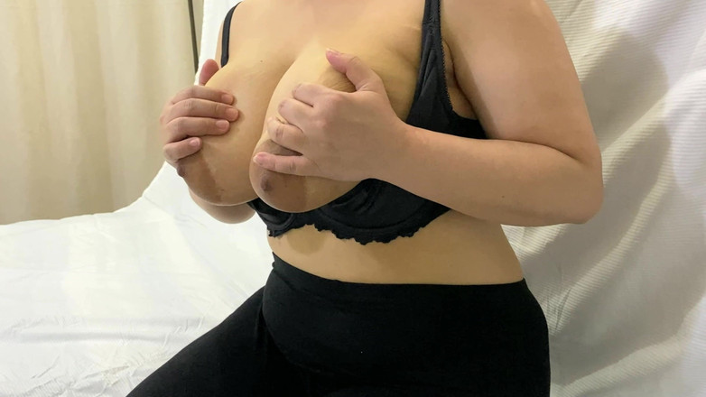 Faustina Pierre: 黒いブラジャーを着た美しいムラムラした女の子が乳首を舐め、巨乳を跳ね返して大きなおっぱいを弄んでいます