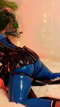 Videoclip în latex în culise - fete lesbiene fierbinți face sex erotic acasă