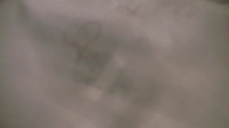 Mark Hannes: Masturbare goală pe patul de hotel