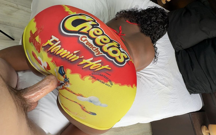 BootyClapper187: Bílý chlapec šuká černou dívku dírou v jejích těsných kalhotách na jógu