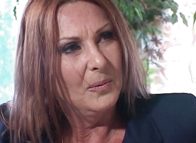 Gilfy Pleasure: プロのように彼のコックに乗って成熟した