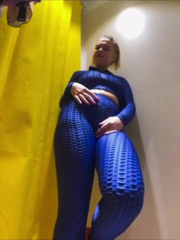 JuiceLussie: Masturbarsi in pubblico nello spogliatoio