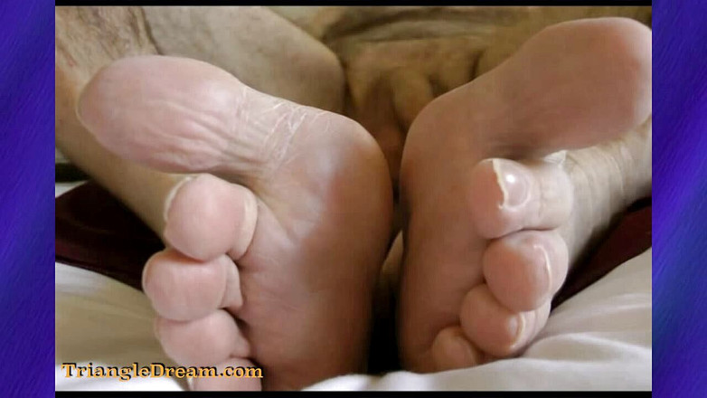 Coach Karl dude lodge: कोच कार्ल के नंगे पैरों के साथ उसकी नंगी गेंदों