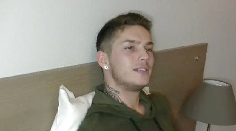 Gaybareback: सुंदर उभयलिंगी ट्विंक अपने सबसे अच्छे दोस्त को बिना कंडोम चोदती है