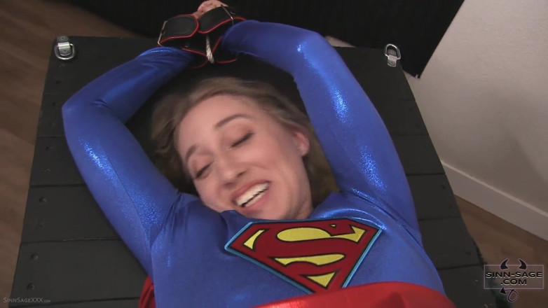 Sinn Sage: Supergirl的超级阴户主演sinn sage，Riley Reyes