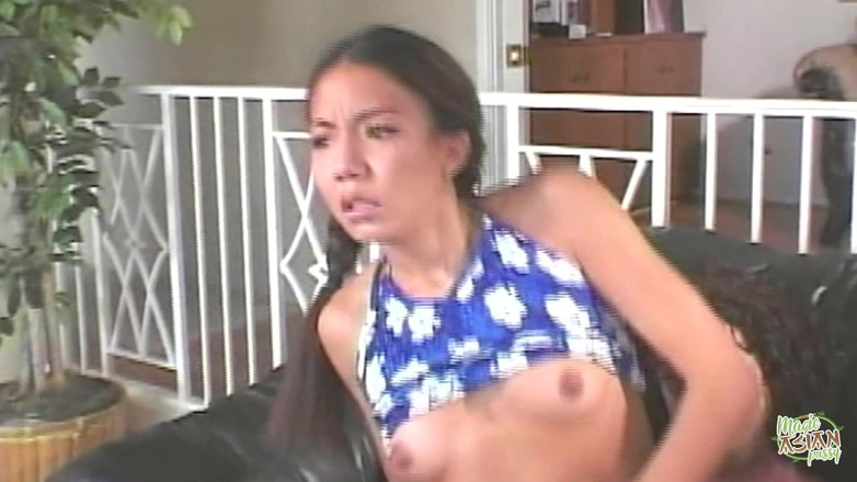 Magic Asian Pussy: Cewek kurus rambut cokelat ini diajarin ngentot pantat bahenolnya pakai...