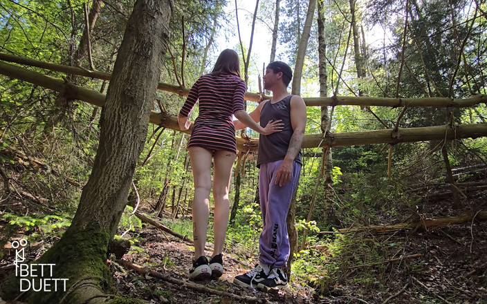 BettDuett: Il ditalino e la scopata della mia ragazza nella foresta !!