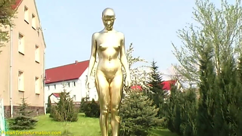 Fetish Islands: Echter flexibler schlangenschützer wird golden gemalt