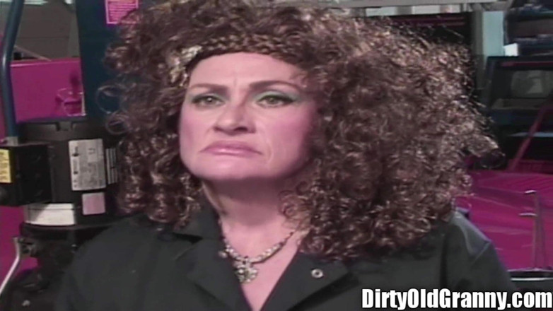 Dirty Old Granny: น่ารักนมยายแก่หีขาดวิ่นโดนเย็ดยับเยินยายแก่โสเภณีอัตโนมัติ!
