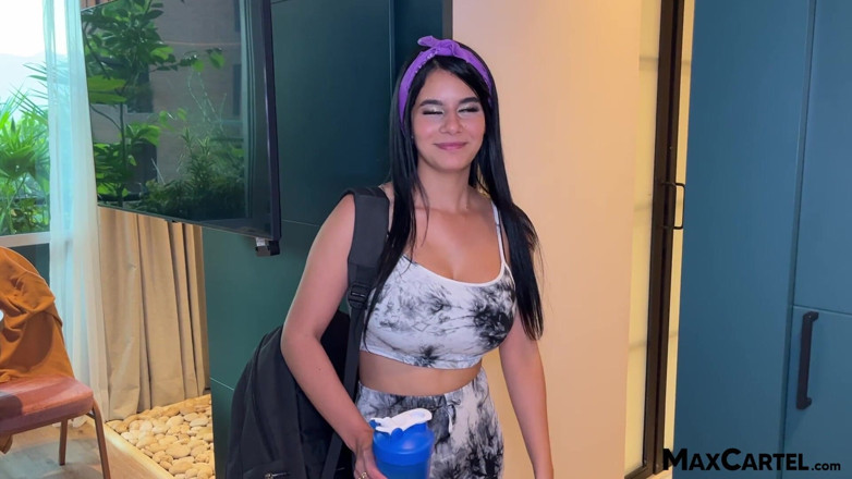 Max Cartel: Pembantu toket besarnya