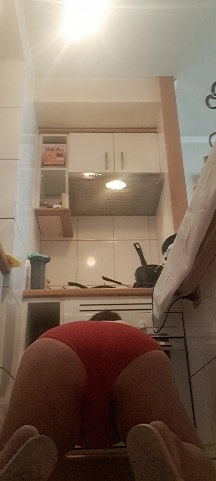 Mommy big hairy pussy: MILF Dalam Celana Dalam Merah Di Dapur