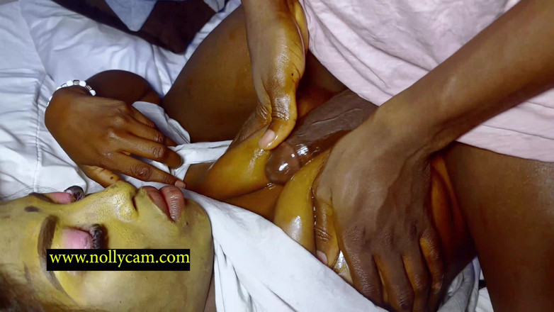 NOLLYCAM AFRICA: 她来享受热辣的按摩，看到了我的大鸡巴，现在她想要一个幸福的结局