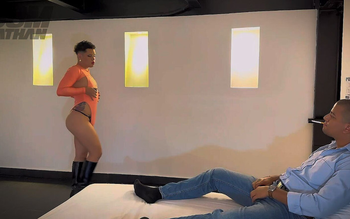 Smoker Master: Pantat besar femboy dientot dari belakang