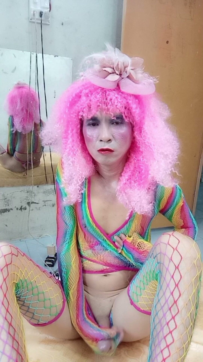 nguyen dang thien tri: Transgender Le nosí sexy oblečení a hraje poháry sexu