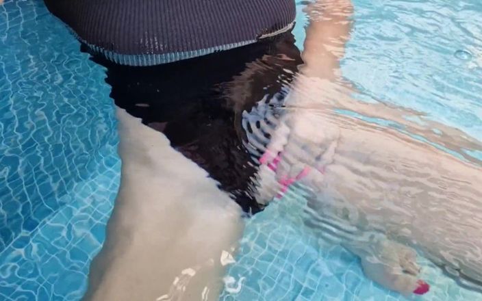 TheloveStory: Lovense kontroll orgasm i den offentliga poolen