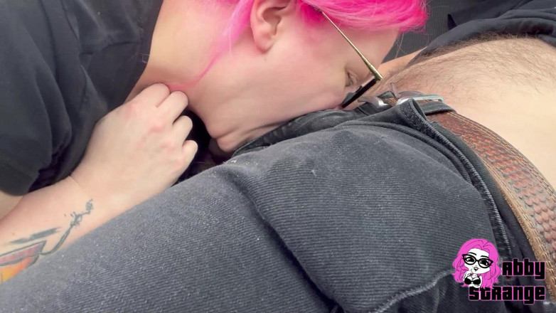 Abby Strange: Pompino di figa con una grande sborrata pazza