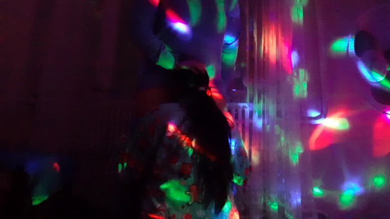 Lesbian-illusion: Di parti, Semasa Semua Orang Menari, Kami Pergi Ke Sudut...