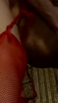 Une bombasse mature dégouline de baise hardcore intense