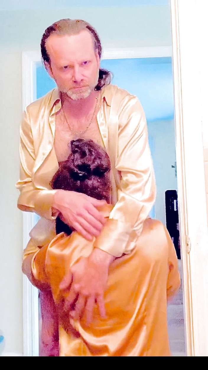 Satin Fetish King: 金色缎面熟女操恋物癖幻想