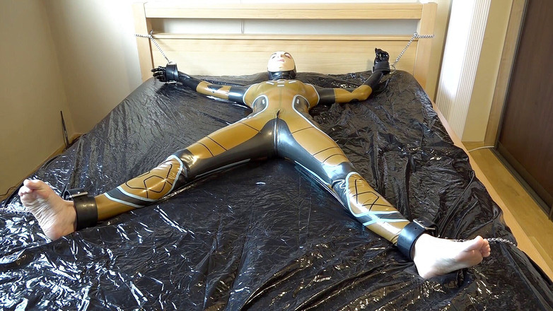 Latex Danielle: Latex Danielle wird am Bett befestigt und mit der massage...