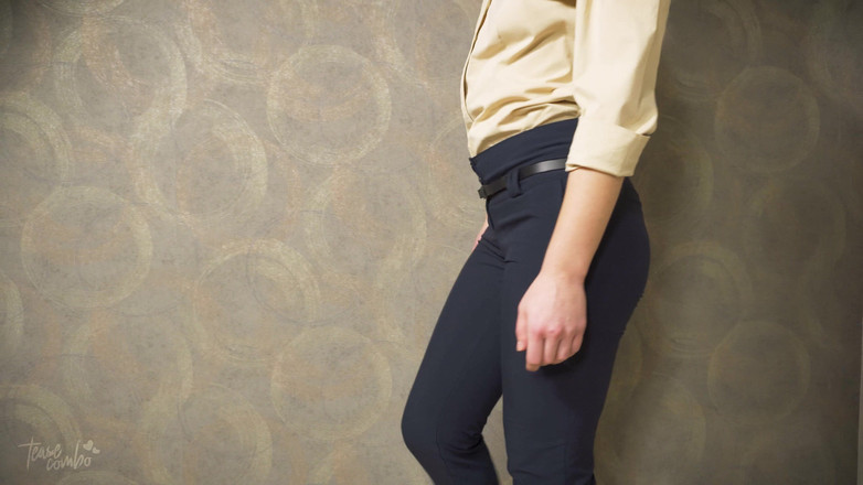 Teasecombo 4K: Cewek pantat bahenol ini menggoda cewek dengan celana dalam ketat...