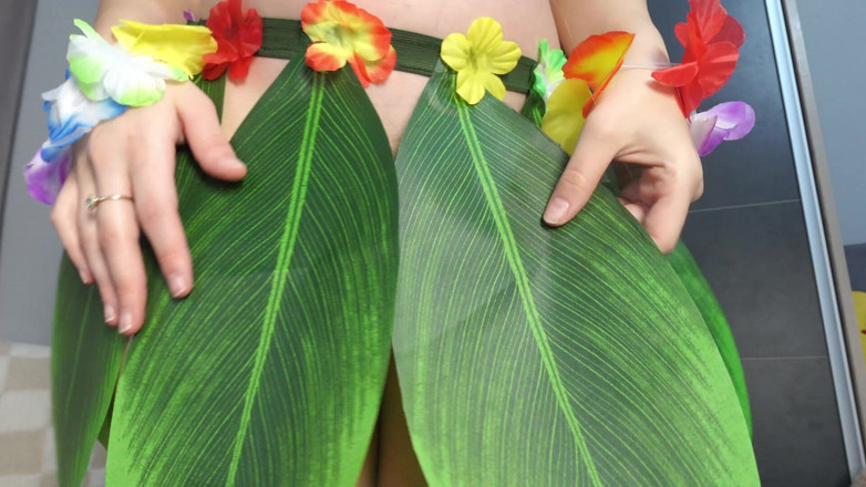 AmayaMori: Üvey kız kardeşim yeşil Hawaiili cosplay kostümüyle Hawaii dansı yapıyor...