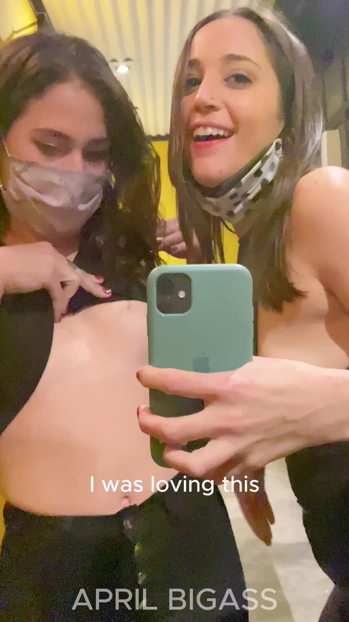 April BigAss: Trójkąt sika na ulice Argentyny, Mar Del Plata, 2 dziwki razem !!...