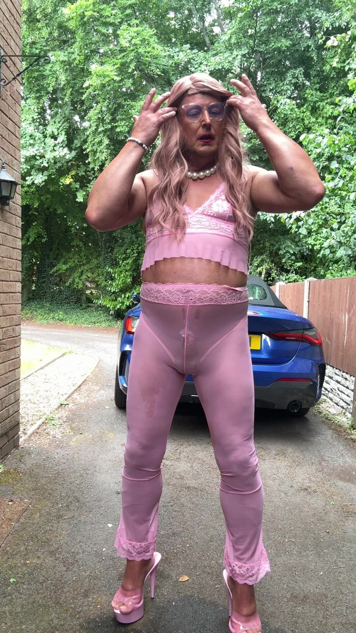 Kellycd2022: Crossdresser seksi Kellycd2022 dalam pakaian merah jambu dan tumit