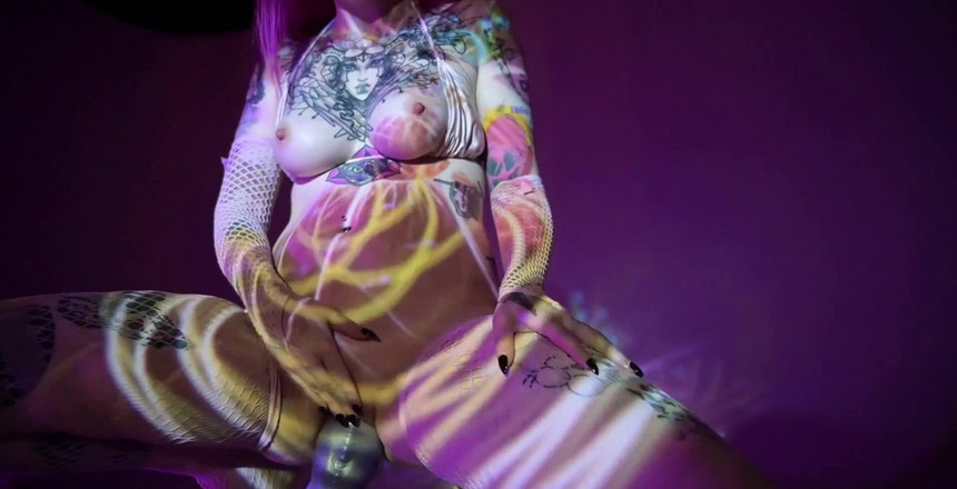 Lady Lazarus: 用灯光投影机单人玩具自慰