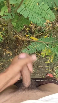 Azgın oğlan açık havada mastürbasyon yapıyor ve boşalıyor