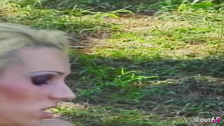 Shemale TS Collection: 휴가 중 야외에서 유혹당하고 애널 따먹히는 금발 섹시 쉬멜