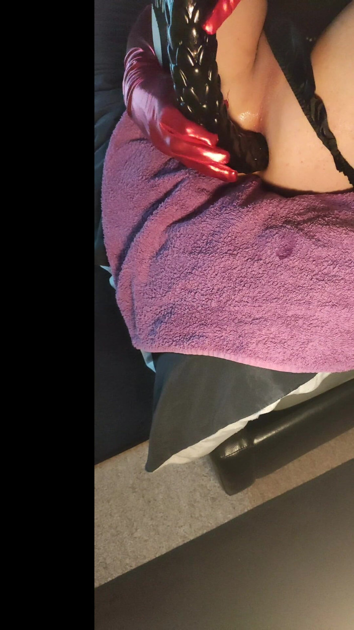 Sallyann: Canavar dildo