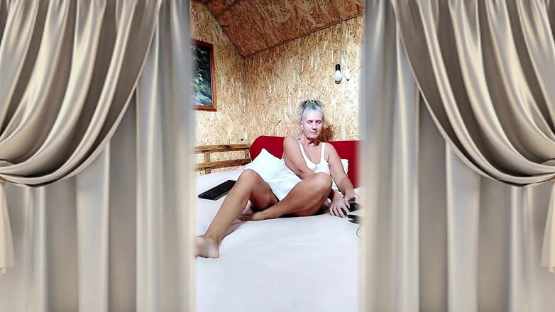 Lukerya: Casalinga Bollente Lukerya in Lingerie Bianca Di Raso Su Un...