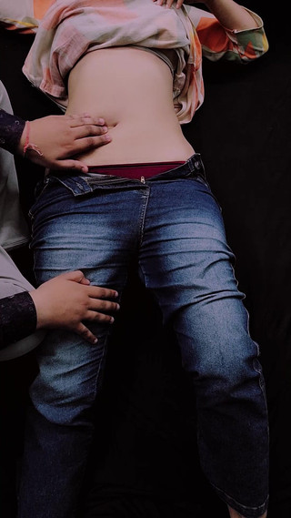 Vicky Thakur: Meine stiefschwester ist sehr geil und bittet mich, sie zu...